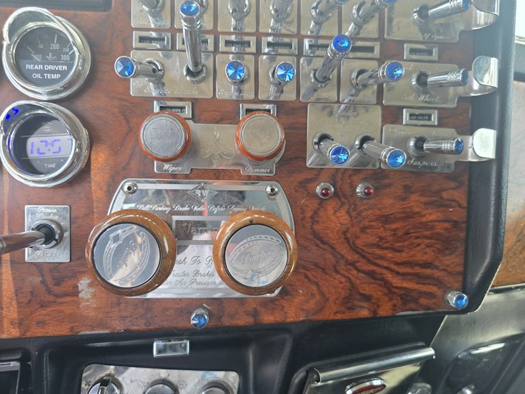 2000-peterbilt-379-image-76