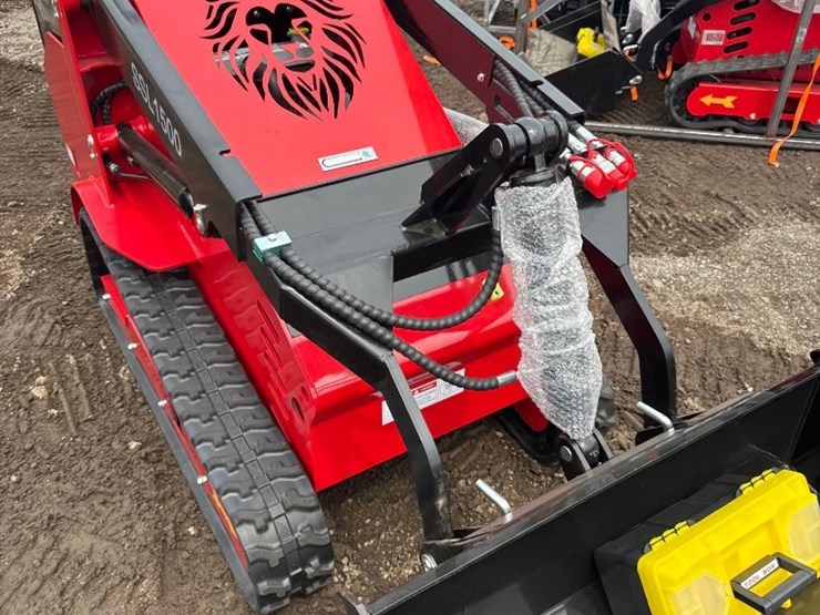 new-sd-lanch-co-mini-diesel-stand-on-skidloader-model-ssl1500-image-3