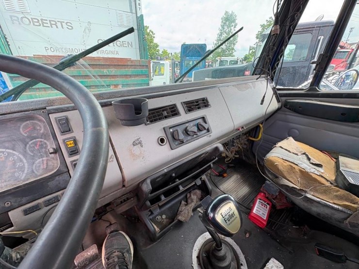 2002-freightliner-fl80-image-10