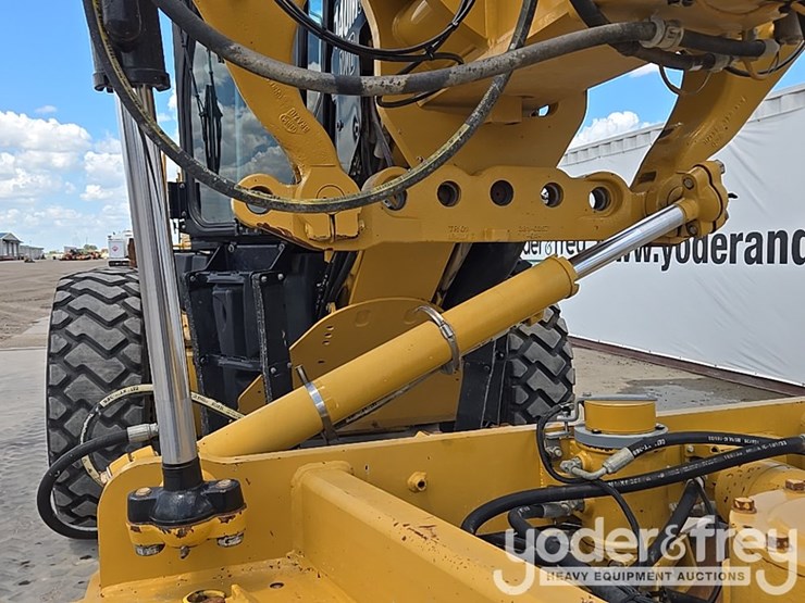 2016-caterpillar-140m3-awd-image-32