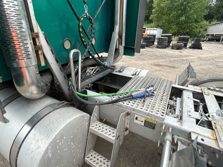 #114-•-2011-mack-semi-tractor-(has-wi-title)-(denmark,-wi)-image-22