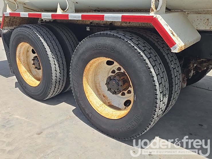 2014-peterbilt-348-image-14