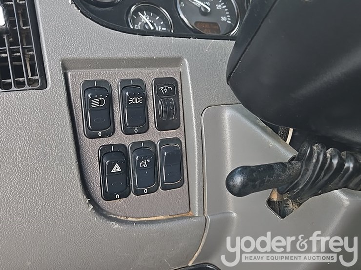 2014-peterbilt-348-image-72