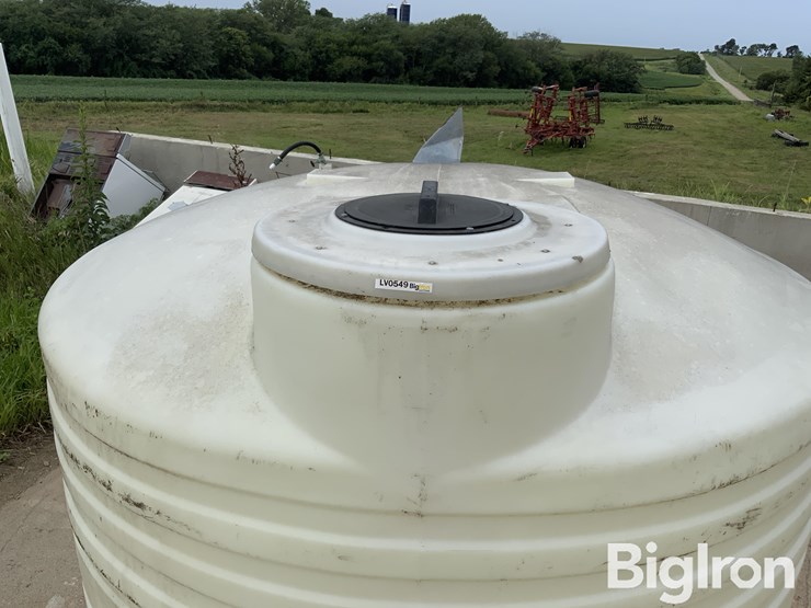 1200-gal-vertical-poly-liquid-tank-image-9