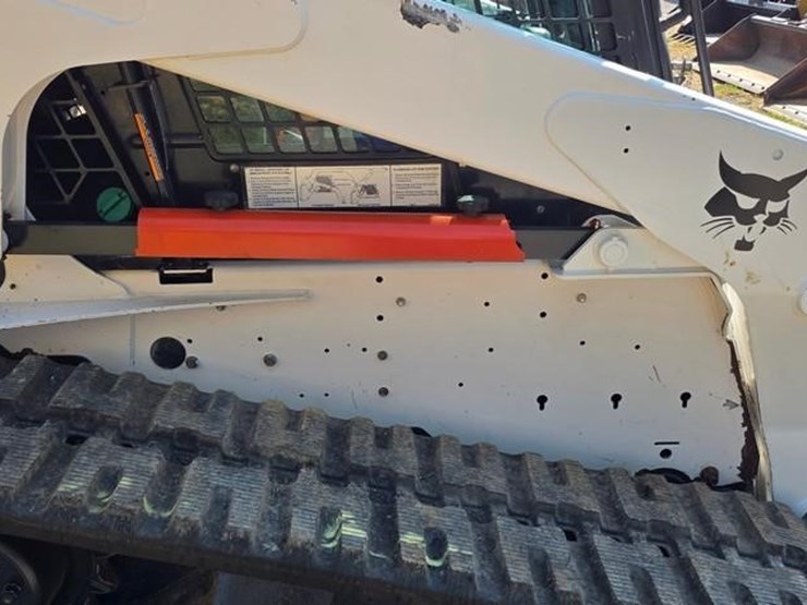 2010-bobcat-t300-image-12