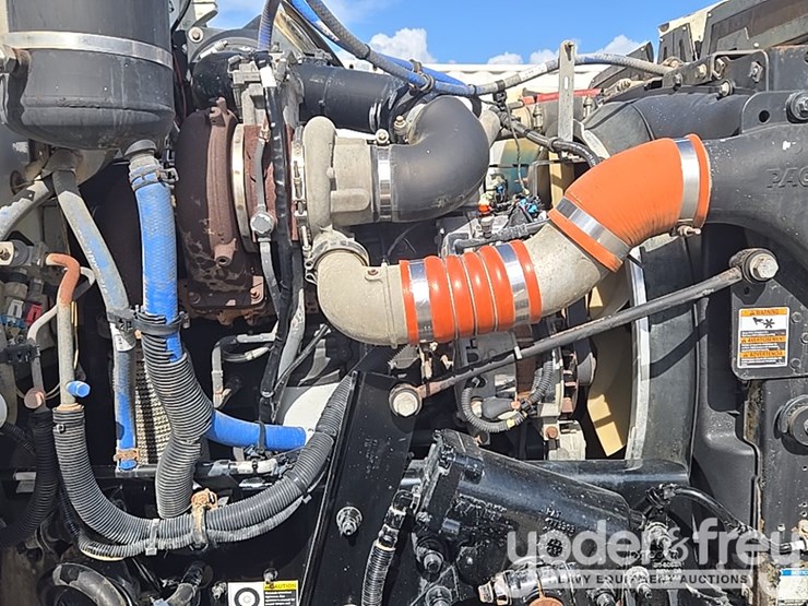 2012-peterbilt-348-image-74