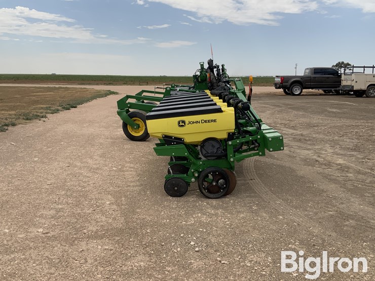 2020-john-deere-1725-image-8