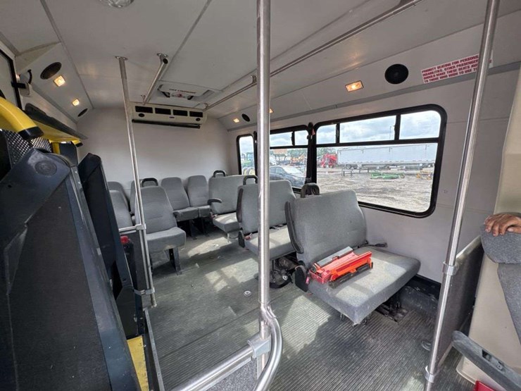 2010-chevrolet-express-g4500-image-23