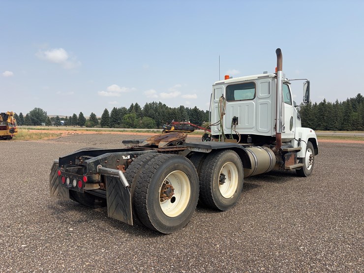 2015-western-star-w4700-semi-image-5