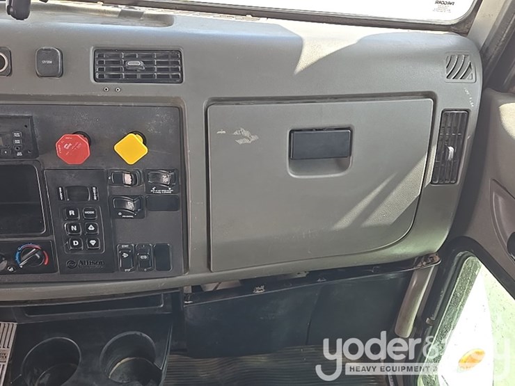 2014-peterbilt-348-image-66