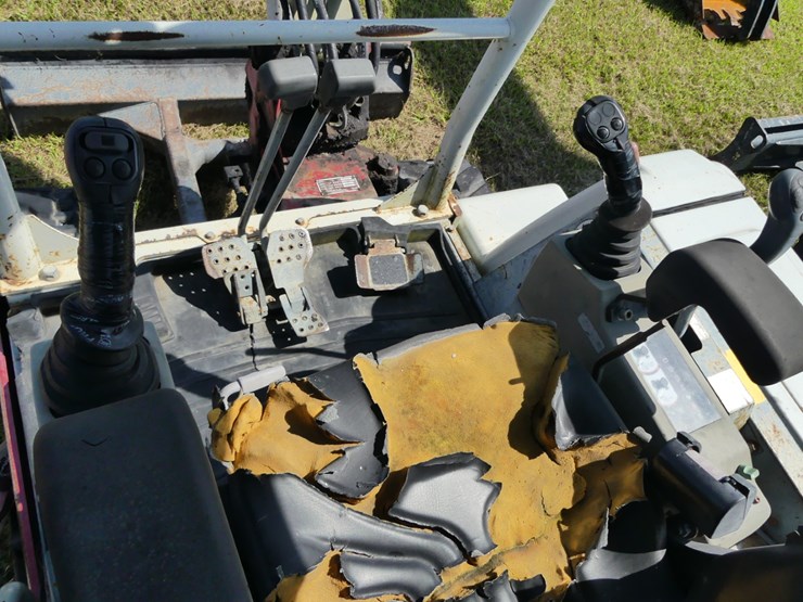 takeuchi-tb235-image-12