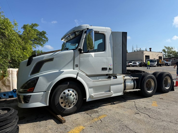 #125-•-2013-volvo-vnl64t-day-cab-(has-wi-title)-(new-berlin,-wi)-image-1