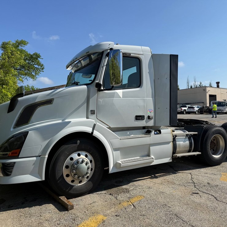 #125 • 2013 Volvo VNL64T Day Cab (Has WI Title) (New Berlin, WI)