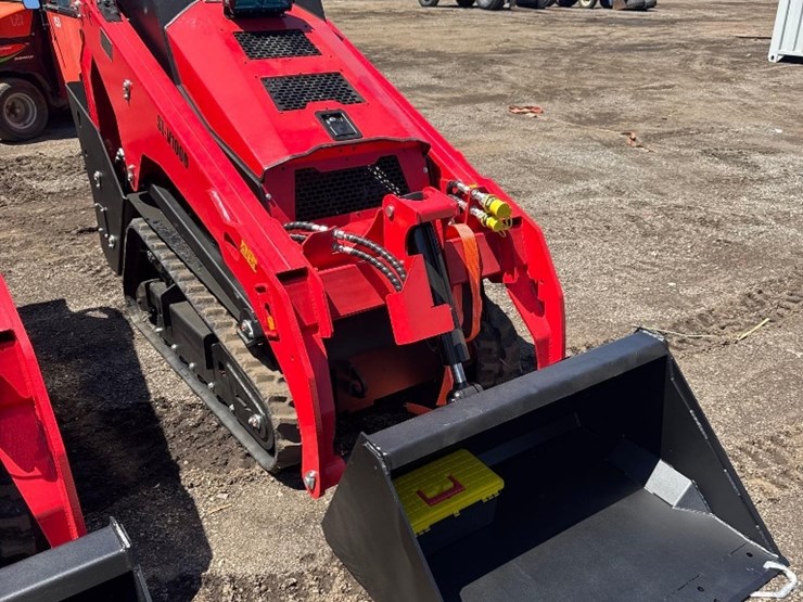 new-sdlool-co-kubota-diesel-stand-on-skidloader-model-sl-v1000-image-3
