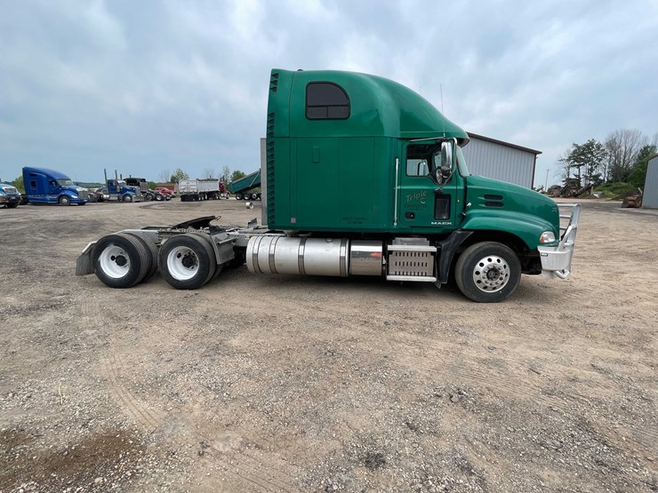 #114-•-2011-mack-semi-tractor-(has-wi-title)-(denmark,-wi)-image-4