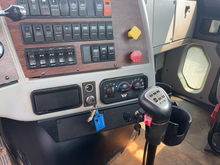 2015-western-star-w4700-semi-image-28