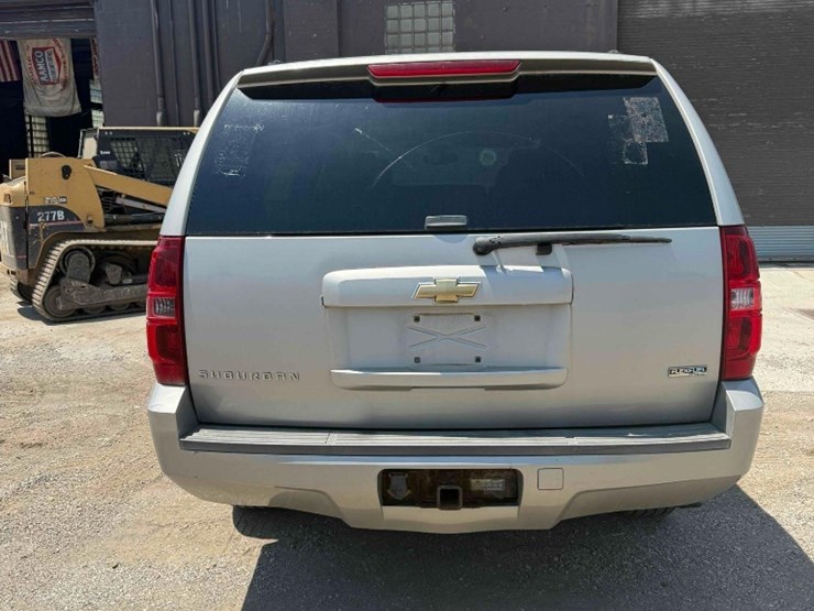 2007-chevrolet-suburban-image-7