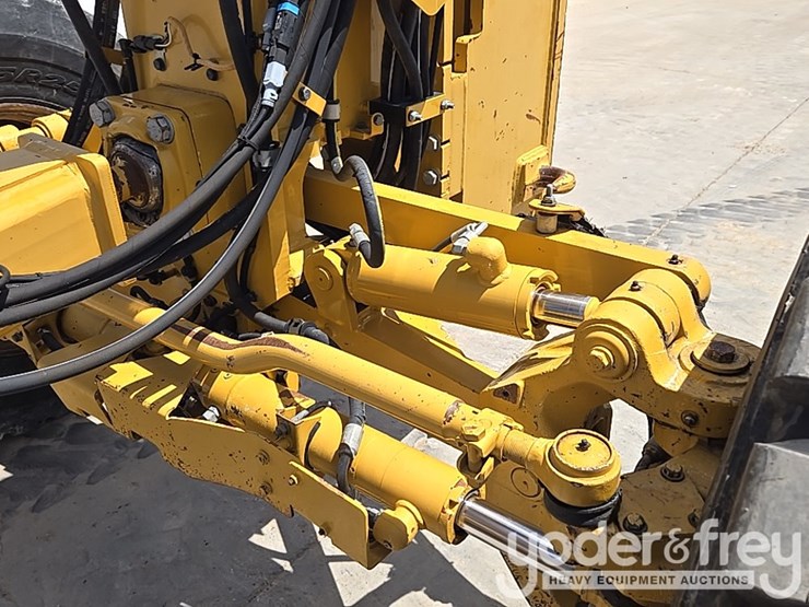 2016-caterpillar-140m3-awd-image-17