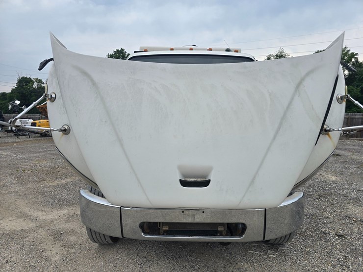 2006-freightliner-m2-106-image-23