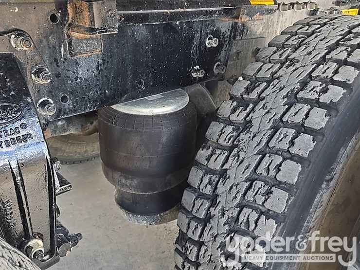 2018-peterbilt-348-image-27
