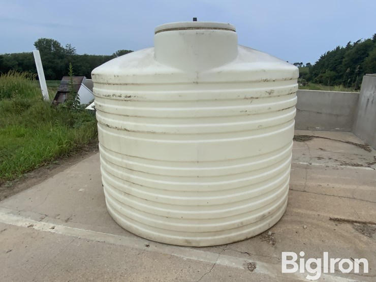 1200-gal-vertical-poly-liquid-tank-image-2