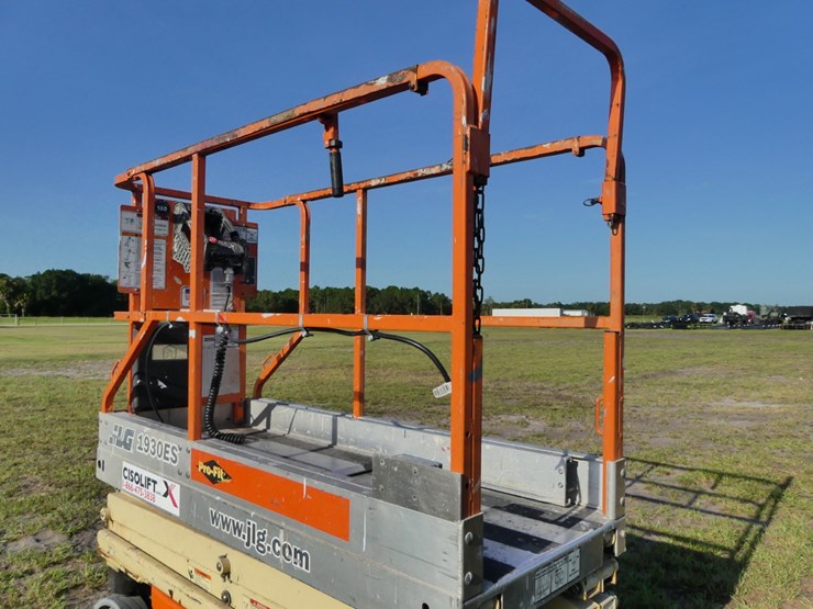 jlg-scissor-lift-image-4