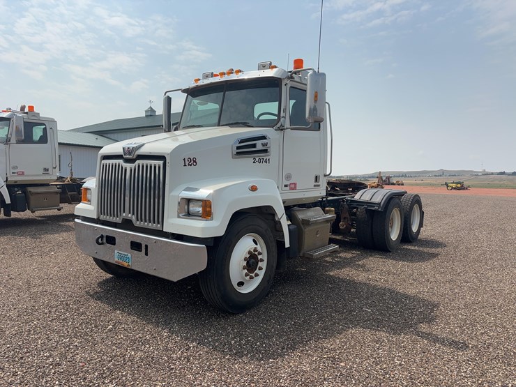 2015-western-star-w4700-semi-image-1