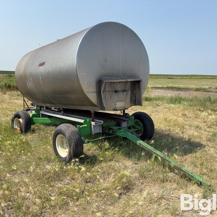 Stainless 1500-Gal SS Tank On Running Gear