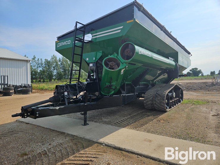 2023-demco-2200-grain-cart-image-1