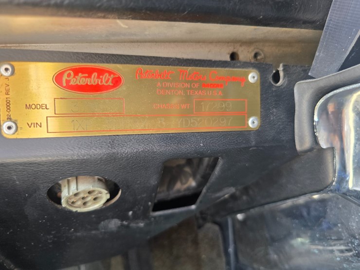 2000-peterbilt-379-image-66