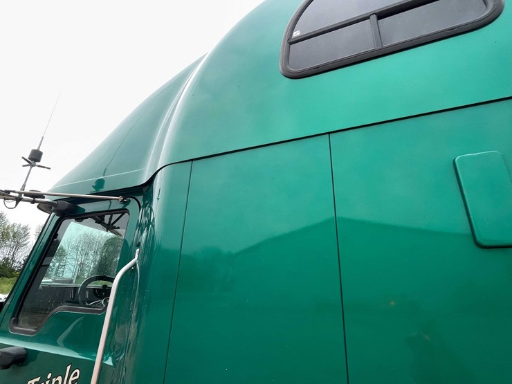 #114-•-2011-mack-semi-tractor-(has-wi-title)-(denmark,-wi)-image-15