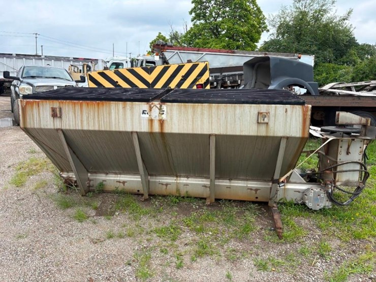 2018-godwin-v-box-slide-in-hydraulic-salt-spreader-image-1