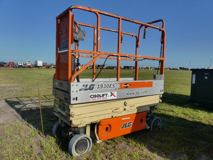 jlg-scissor-lift-image-1