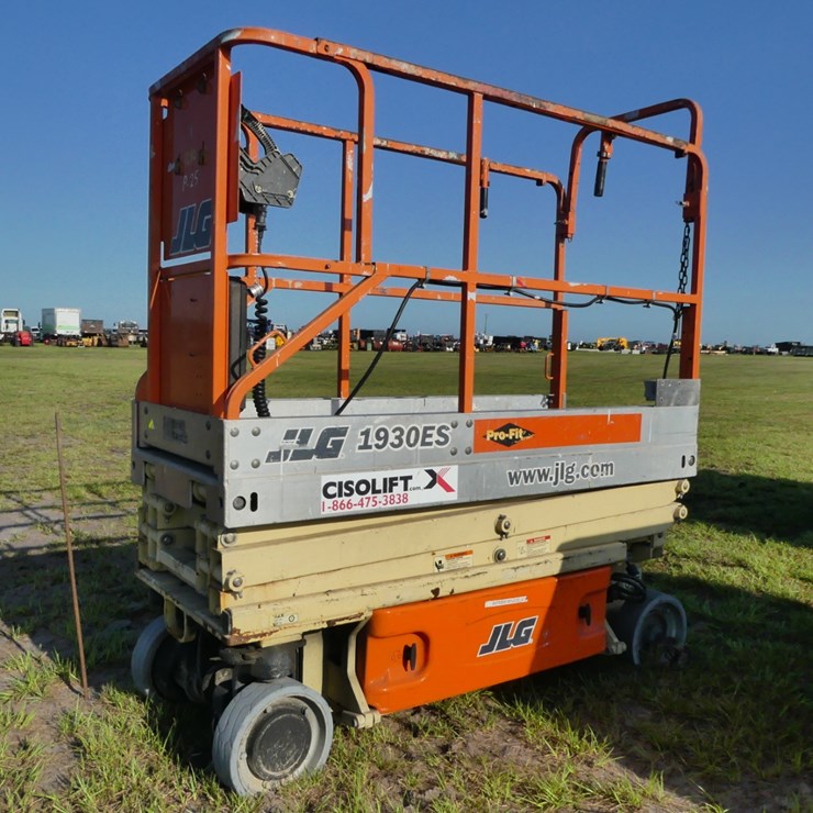 JLG Scissor Lift