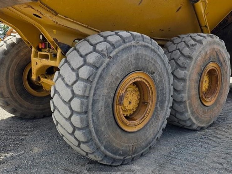 2011-caterpillar-740-image-26