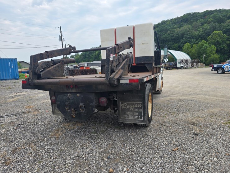 2006-freightliner-m2-106-image-12