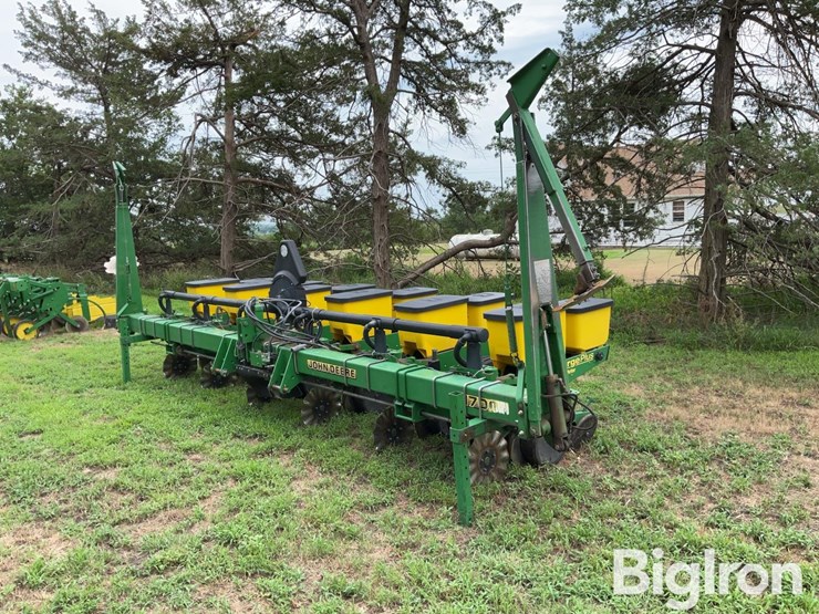 john-deere-1700-image-1