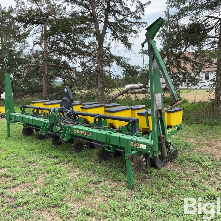 JOHN DEERE 1700
