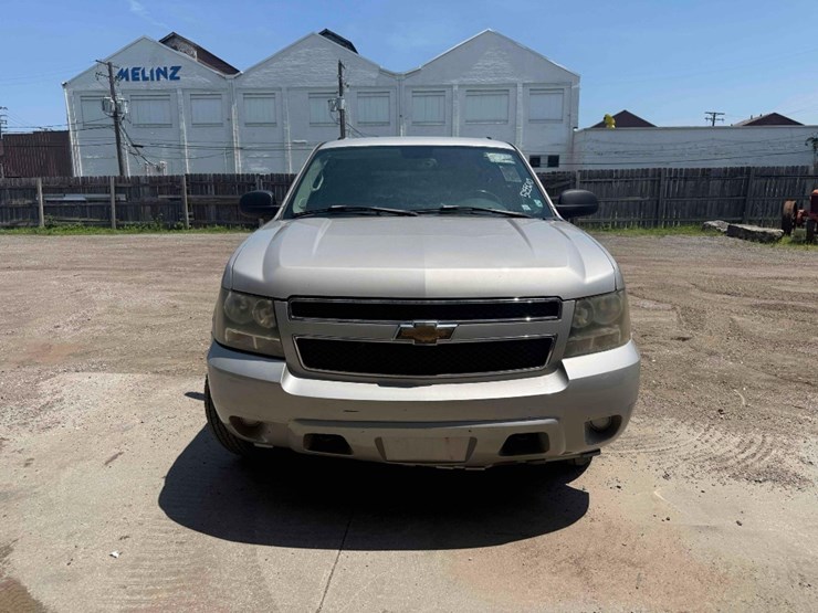 2007-chevrolet-suburban-image-4