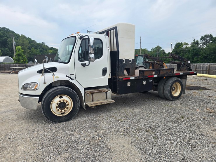 2006-freightliner-m2-106-image-4
