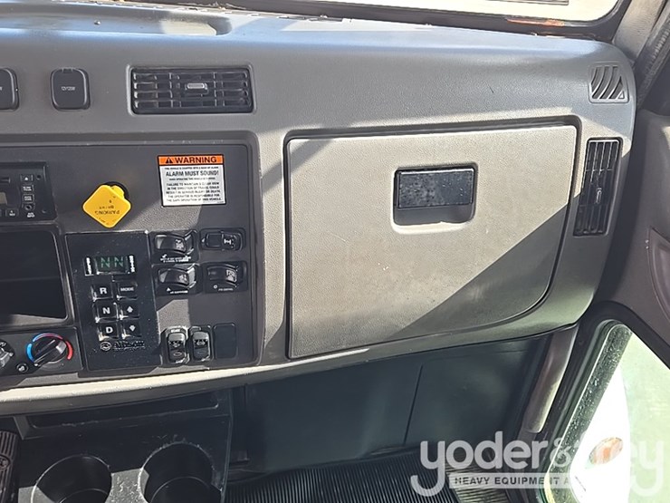 2012-peterbilt-348-image-88