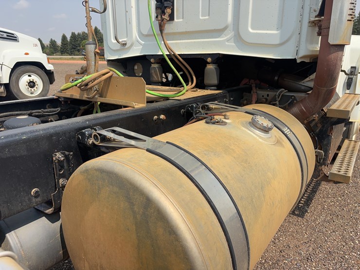 2015-western-star-w4700-semi-image-13