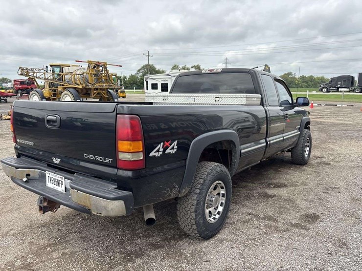 2001-chevrolet-silverado-2500hd-image-4