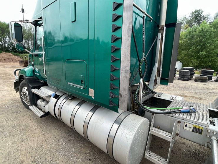 #114-•-2011-mack-semi-tractor-(has-wi-title)-(denmark,-wi)-image-19