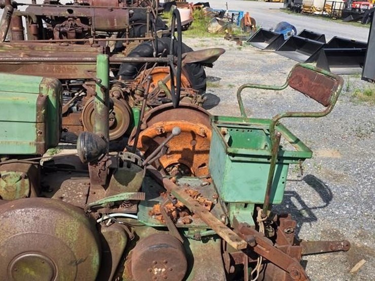 john-deere-tractor-(not-running)-image-13