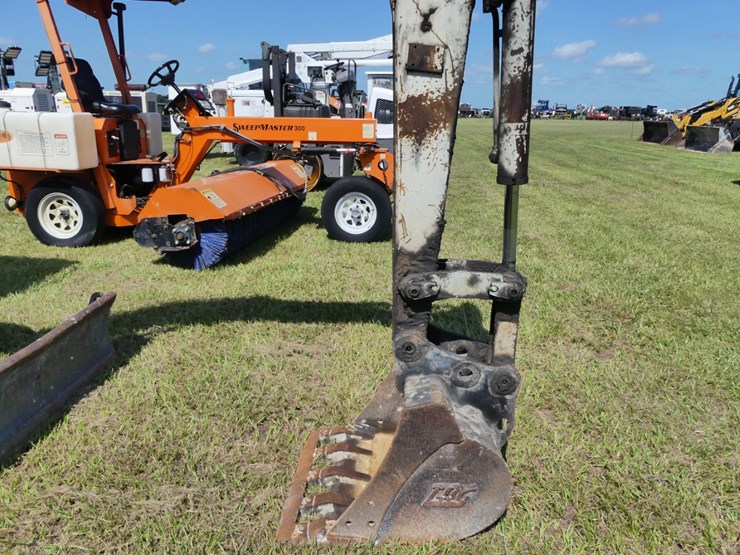 takeuchi-tb235-image-8