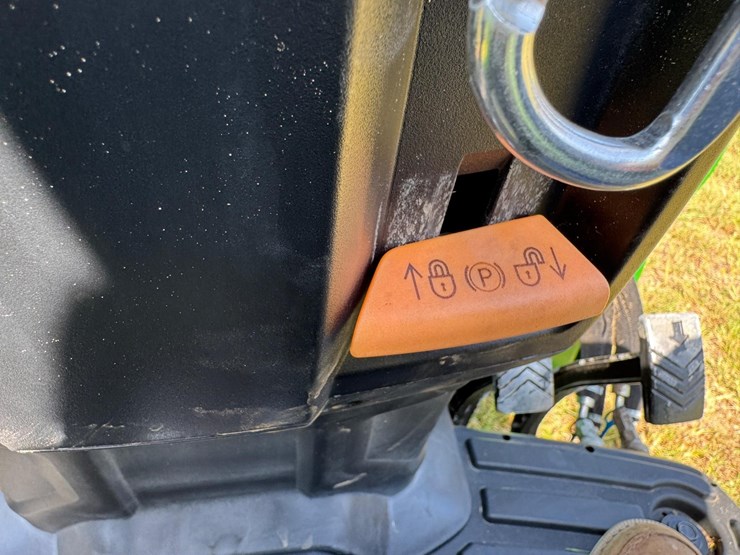 2014-john-deere-1023e-image-38