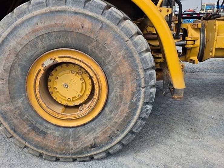 2011-caterpillar-740-image-11