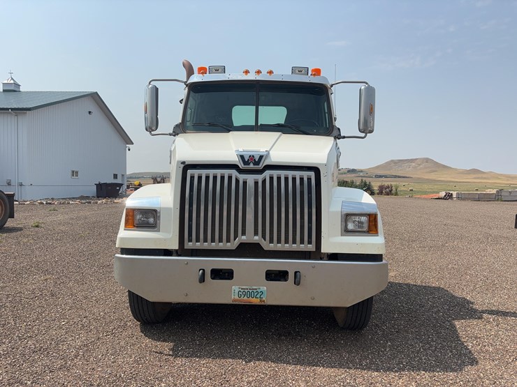 2015-western-star-w4700-semi-image-2