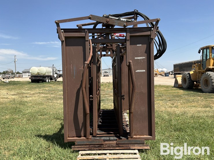 blattner-hydraulic-livestock-squeeze-chute-image-2
